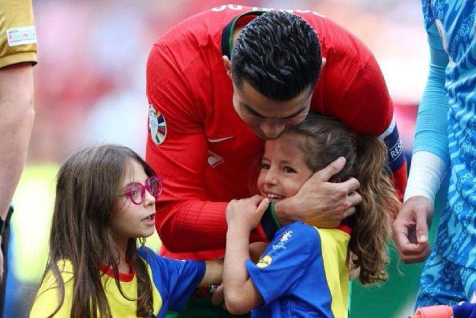 La reacción de una pequeña con Cristiano Ronaldo antes del partido de Portugal que se volvió viral. (Foto: redes sociales)