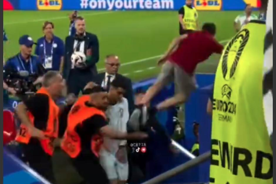 Un fanático saltó para poder acercarse al astro portugués y terminó hospitalizado. (Foto: GAM)