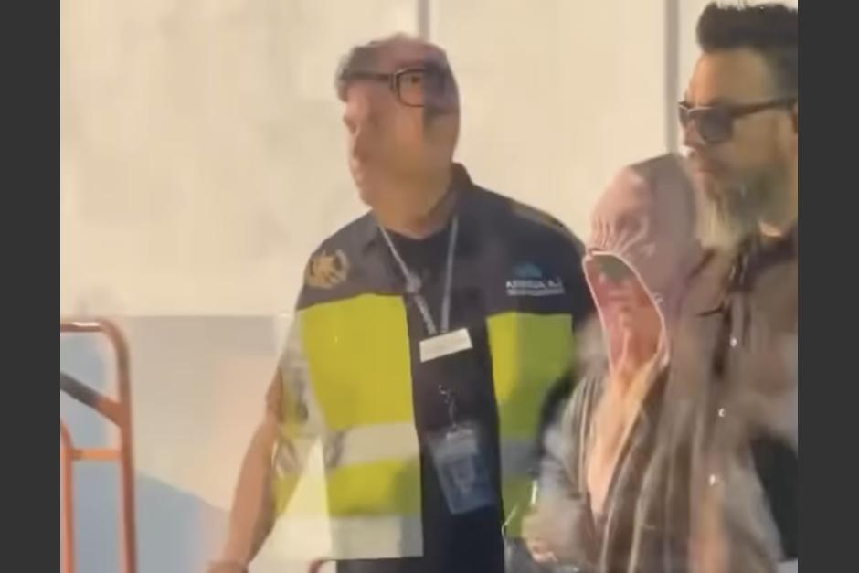 Captan el momento en que Karol G llega al Aeropuerto Internacional La Aurora. (Foto: captura de video)