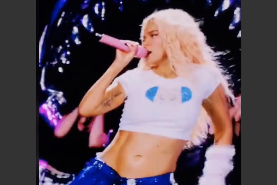 El llamativo atuendo de Karol G con el azul y blanco de la bandera de Guatemala. (Foto: captura de video)