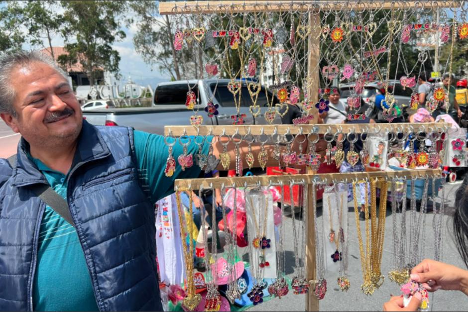 Comerciantes mexicanos a las afueras del concierto de Karol G en Guatemala. (Foto: @JovannaGarcon)