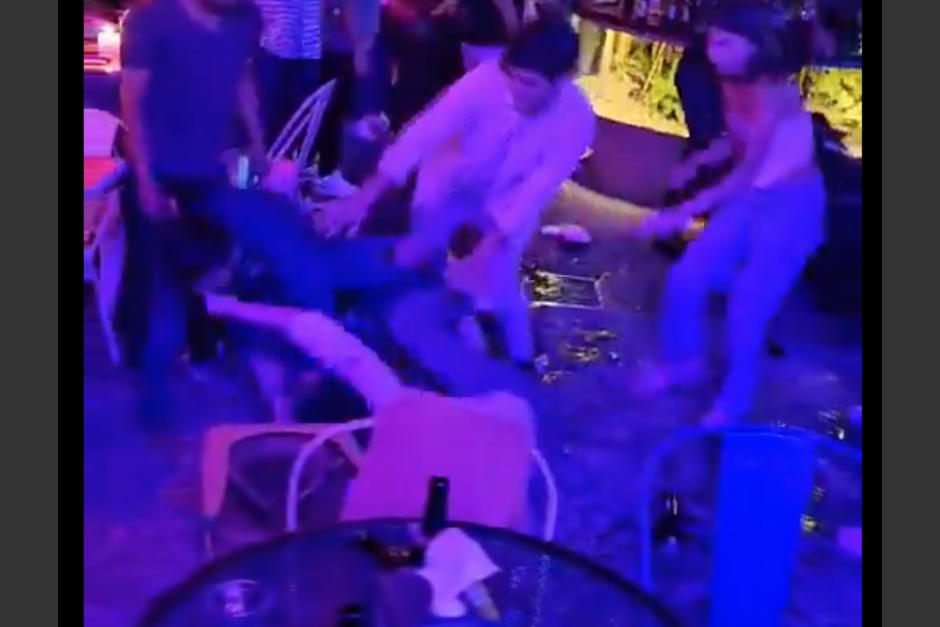 Una brutal pelea entre un grupo de jóvenes fue captada en Antigua Guatemala. (Foto: captura de pantalla)