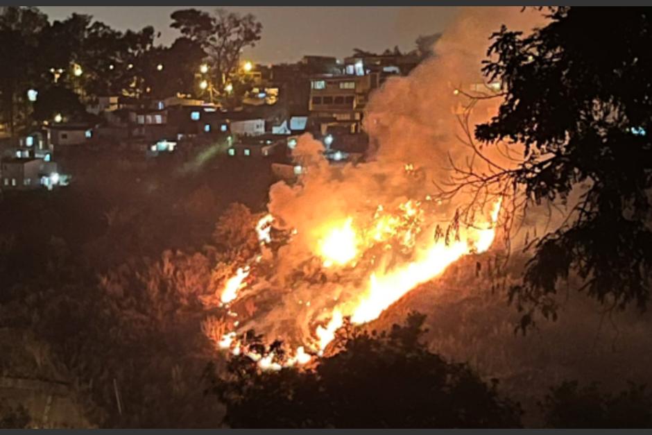 Durante la noche del viernes 1 de marzo&nbsp;se reportó un incendio en la&nbsp;Calzada La Paz. (Foto: @AberamaGold_GT)