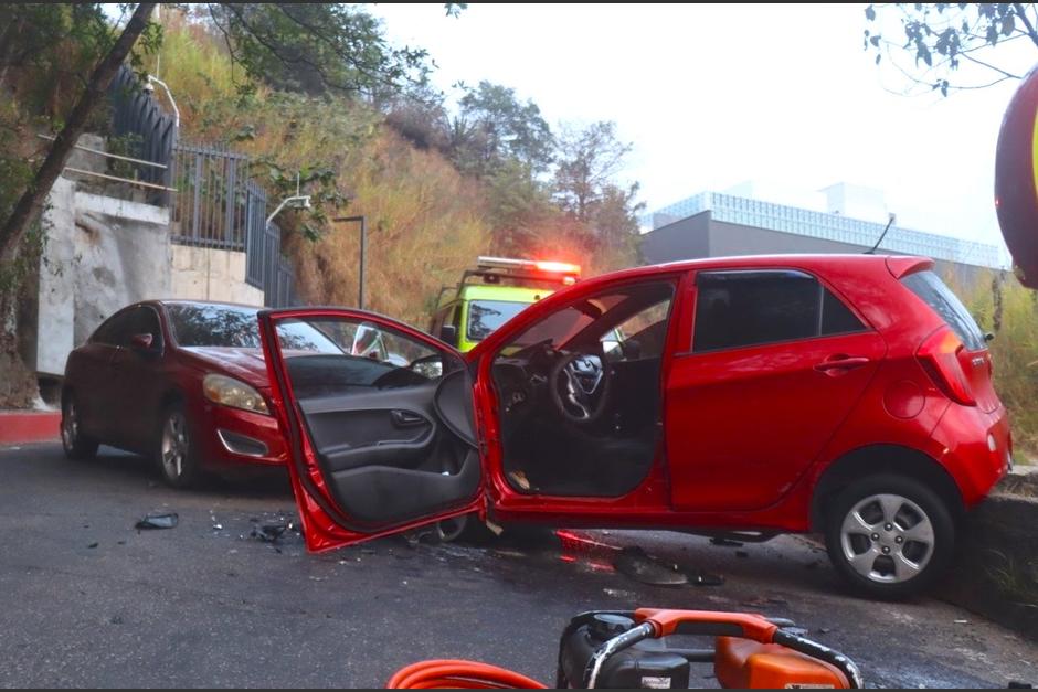 Dos veh&iacute;culos chocaron, pero la conductora fue la que se llev&oacute; la peor parte tras el impacto. (Foto: Bomberos Municipales)