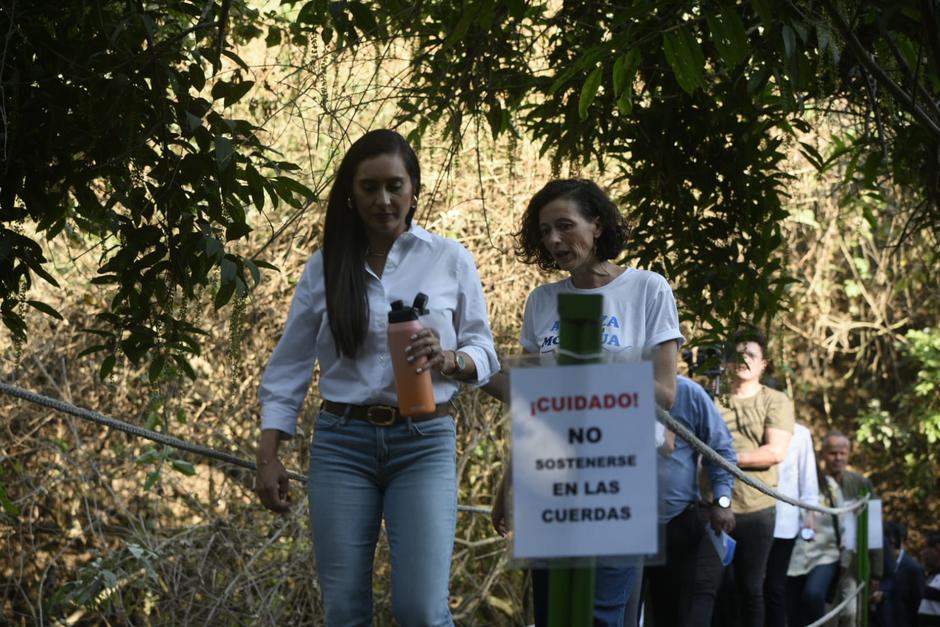 Diputados participan en caminata que busca impulsar nueva iniciativa de Ley para conservar el medio ambiente. (Foto: Wilder L&oacute;pez/Soy502)&nbsp;