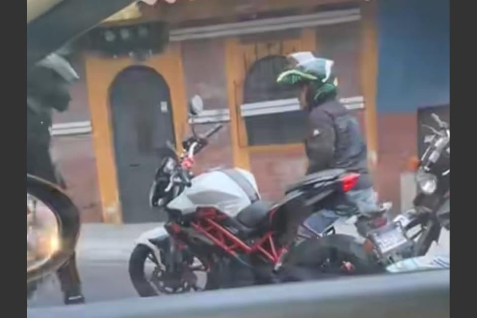 Dos motoristas protagonizaron una insólita pelea en medio del tránsito. (Foto: captura de video)