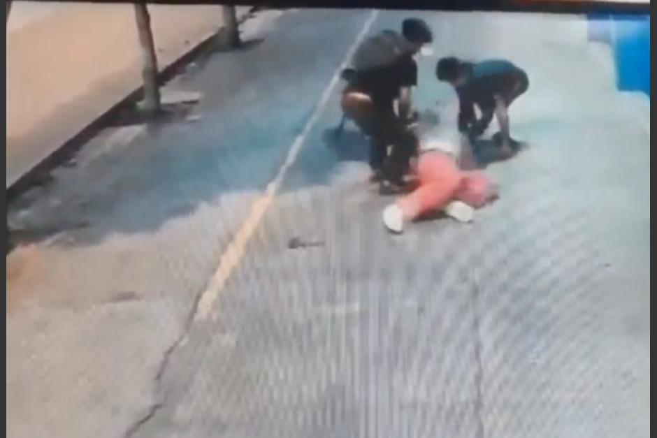 Una nueva forma de operar de una banda de asaltantes fue captada en video. (Foto: captura de pantalla)&nbsp;