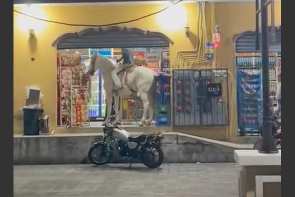 Un jinete se hizo viral tras entrar montado a caballo a una tienda de barrio en Chiquimula. (Foto: captura de pantalla)&nbsp;