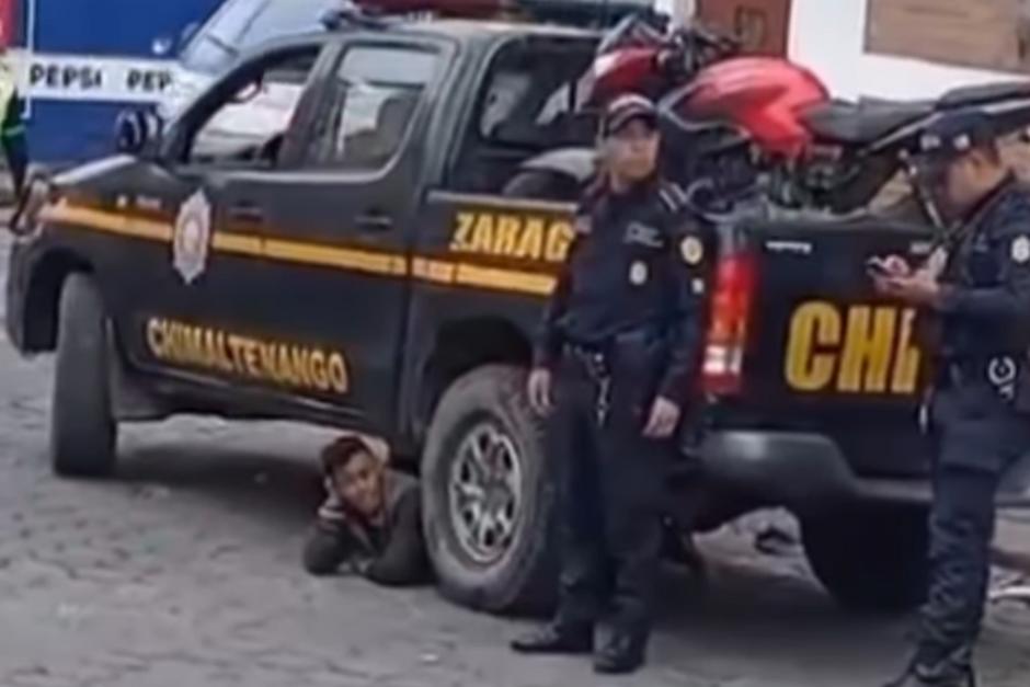 Un hombre quiso evitar que le decomisaran su moto y se lanzó debajo de una patrulla. (Foto: redes sociales)&nbsp;