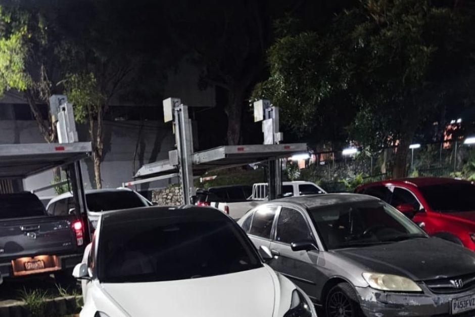 El vehículo no pasó desapercibido por estudiantes y en redes sociales desató un debate entre usuarios. (Foto: X/@melgxrga)