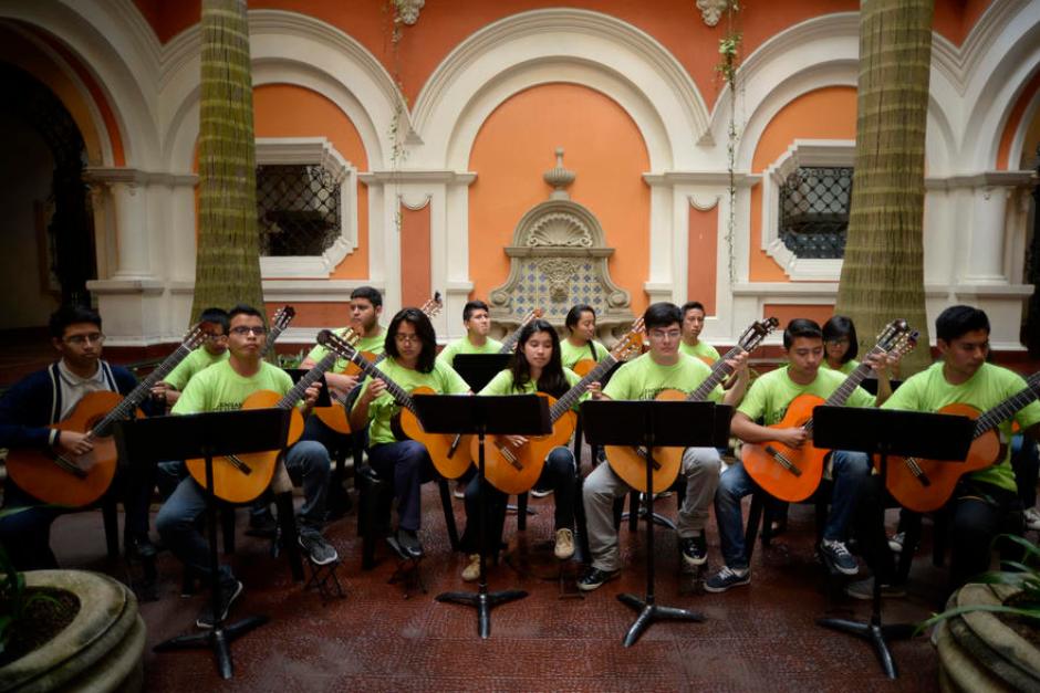 Padres de familia manifestaron su preocupación ante el desalojo previsto de las escuelas municipales de arte que funcionan en el edificio de Correos. (Foto: Archivo/Soy502)