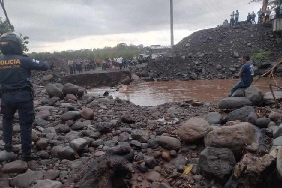 Un puente en Escuintla quedó inhabilitado tras fuertes lluvias. (Foto: PNC)