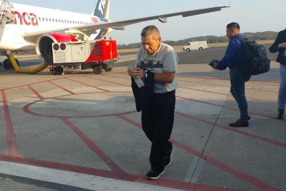 Mario Ernesto Avelar Ramírez durante su extradición a Guatemala. (Foto: Fiscalía El Salvador)