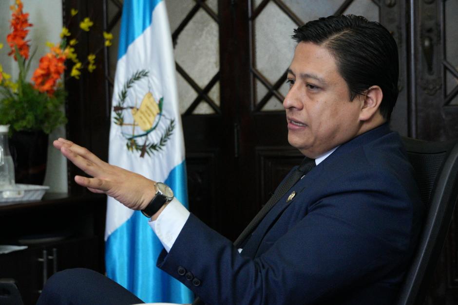 Julio Flores, comisionado contra la corrupción, explica el contenido de la iniciativa antilavado, tras conocerse el contenido similar al de una propuesta previa. (Foto: Wilder López/Soy502)