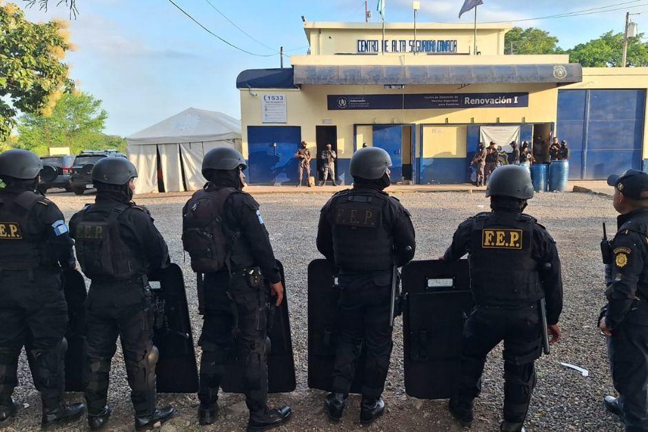 Un contingente policial, junto a las fuerzas especiales de la PNC, mantiene el resguardo del penal Renovación 1.&nbsp;(Foto: /Nuestro Diario)