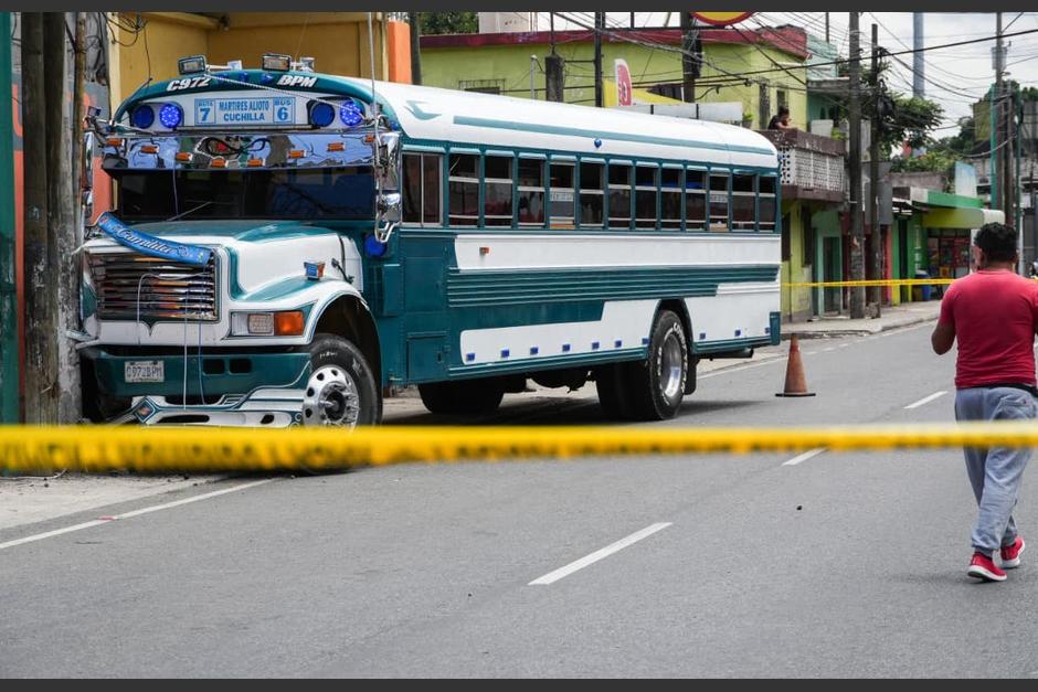 Hombres disparan contra un bus de Villa Nueva. (Foto: Wilder López/Soy502)