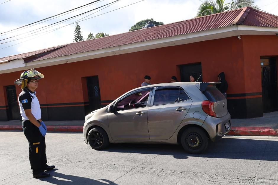 Dos hombres fueron víctimas de un ataque armado en San José Pinula, uno de ellos murió. (Foto: Bomberos Voluntarios)