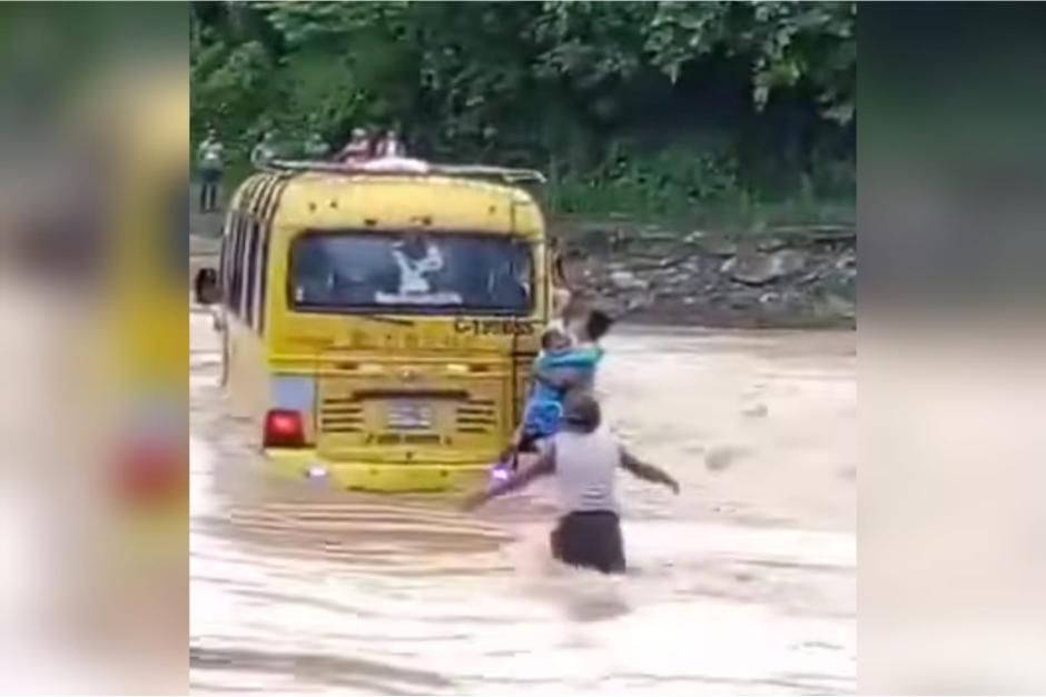 Varias personas quedaron en riesgo de ser arrastradas por el río, cuando viajaban en un microbús hacia Puerto Barrios, Izabal. (Foto: Captura de video)