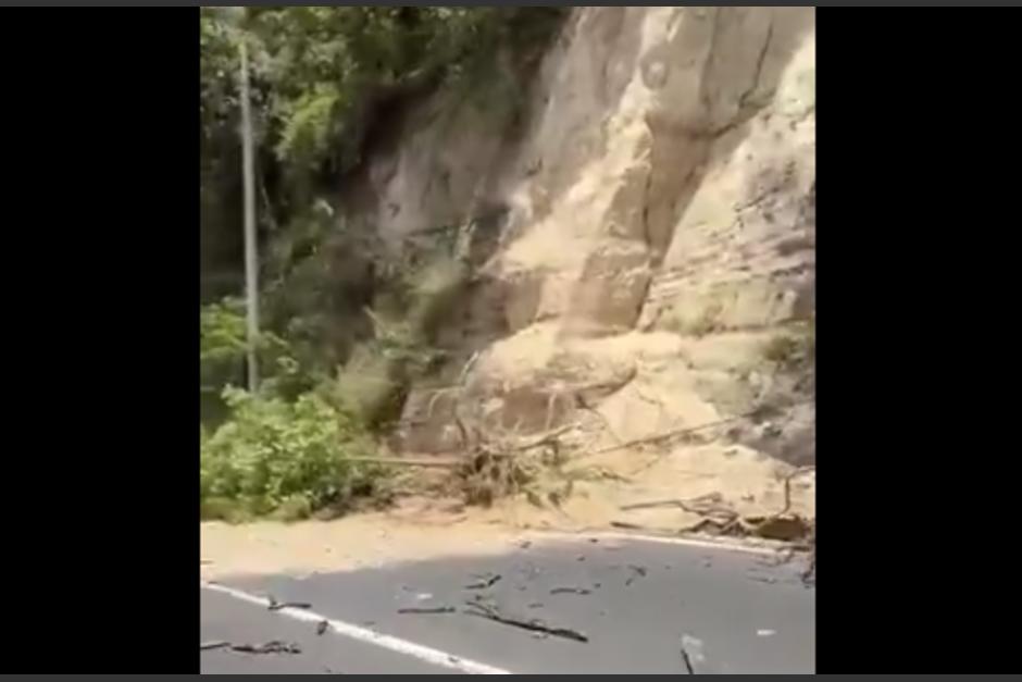 El desprendimiento de tierra ya obstaculiza el paso. (Foto: captura de video)