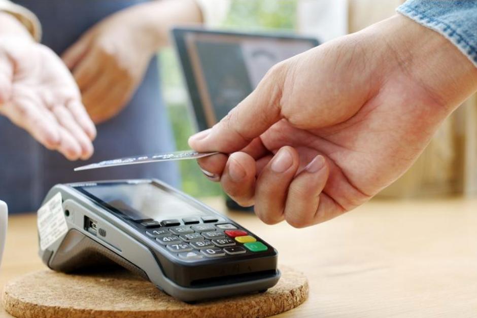 Desde el año pasado, Guatemala cuenta con una Ley de Tarjetas de Crédito, la cual prohíbe la aplicación de cobros que no hayan sido previamente notificados al usuario. (Foto ilustrativa: Shutterstock)