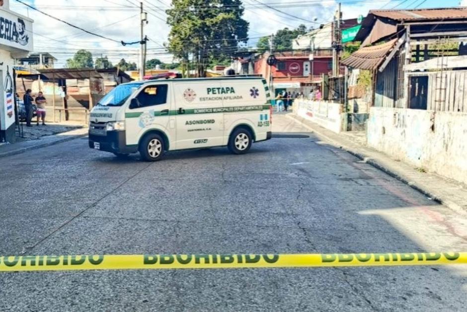 En la vía pública quedó el cuerpo de un hombre que fue atacado a balazos, en Villa Hermosa I. (Foto: PMT San Miguel Petapa)