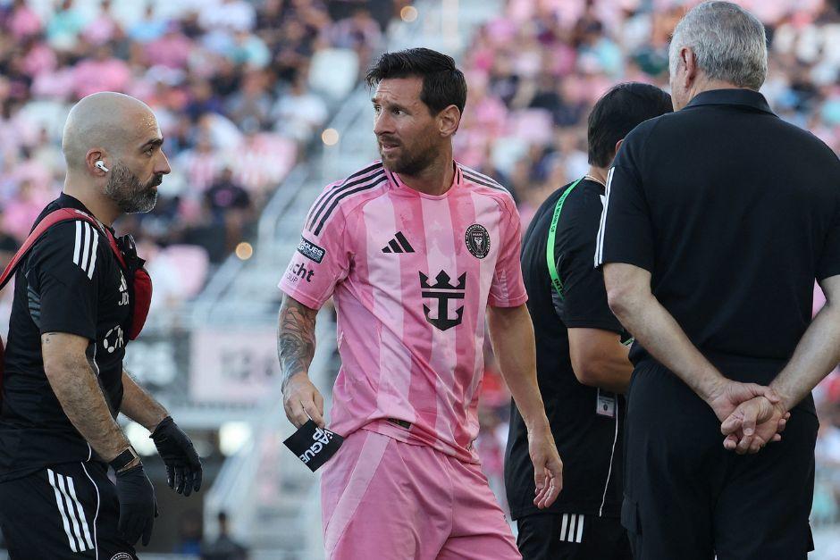 El astro argentino reportó con una molestia muscular y no pudo terminar el partido contra el cuadro mexicano. (Foto: AFP)