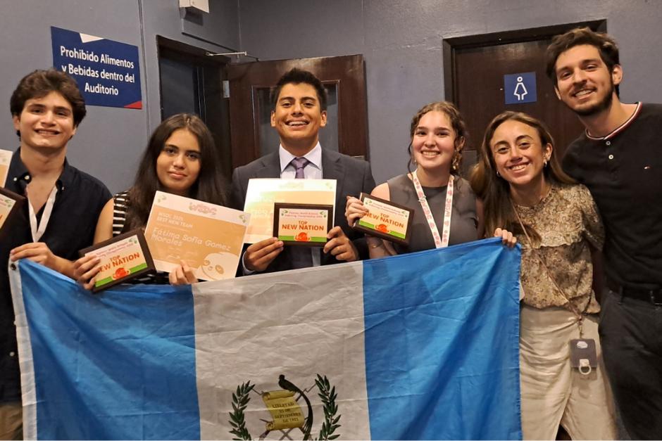 Una delegación conformada por cinco estudiantes y dos mentores representó a Guatemala, por primera vez, en el&nbsp;Mundial Escolar de Debate. (Foto: Cortesía)