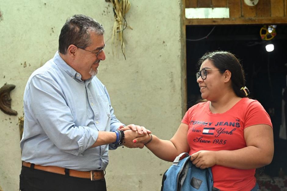 El presidente Bernardo Arévalo notificó personalmente a una beneficiaria del Fondo de Becas Nuestro Futuro, pero resultó ser una excandidata a diputada. (Foto: Captura de video)