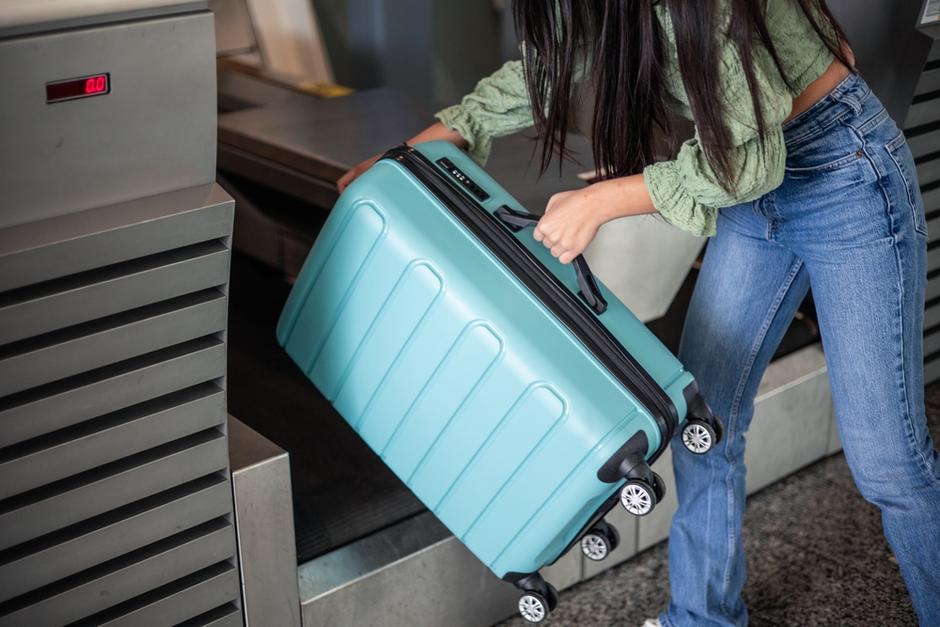El conductor del bus quien notó algo extraño en la maleta. (Foto: Shutterstock)