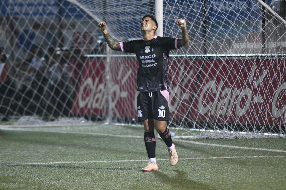 Fernando Arce festeja el gol que le dio el triunfo a Mixco sobre Malacateco. (Foto: Nuestro Diario)