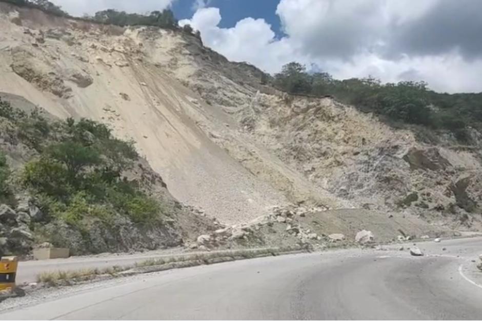 Los dos carriles que van hacia el norte se vieron afectados por una serie de derrumbes en la ruta al Atlántico, en jurisdicción de Guastatoya. (Foto: Captura de video)