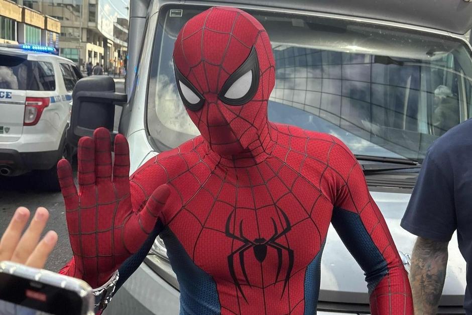 Tom Holland convive con sus fans en el set de "Spider-Man Un nuevo día". (Foto: X)