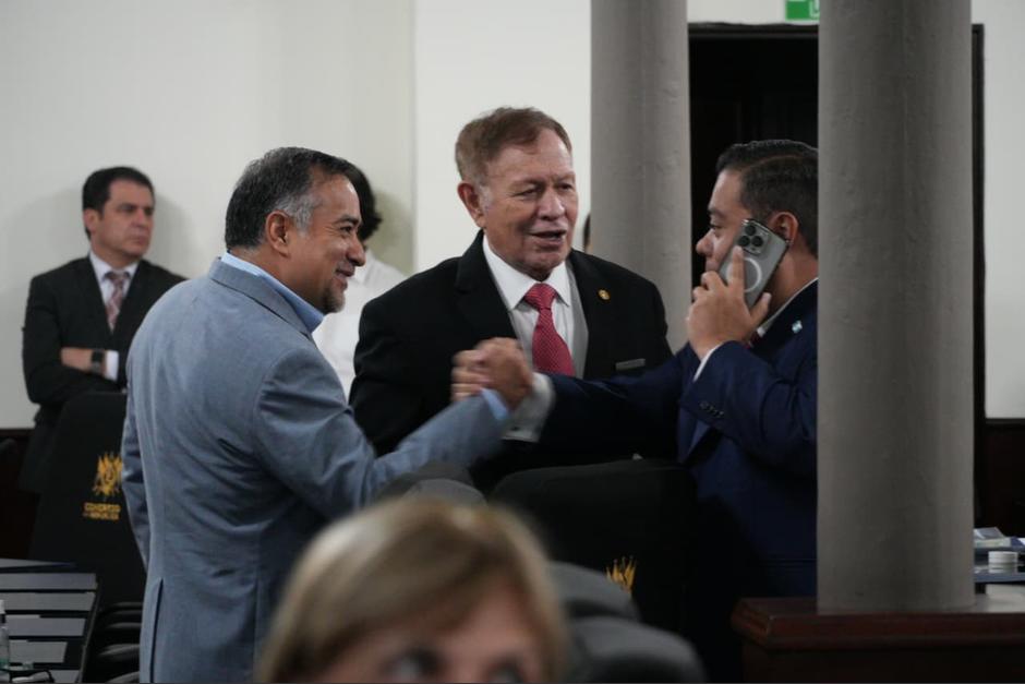 A Jairo Flores, de VOS, y Allan Rodríguez, de Vamos, se les vio cordiales antes de que iniciara la reunión de los jefes de bloque. (Foto: Wilder López/Soy502)