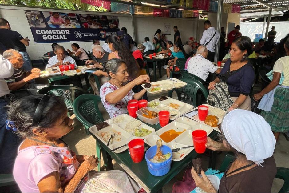 Los comedores sociales sirven unas 35 mil raciones calientes al día. (Foto: Mides / Soy502)