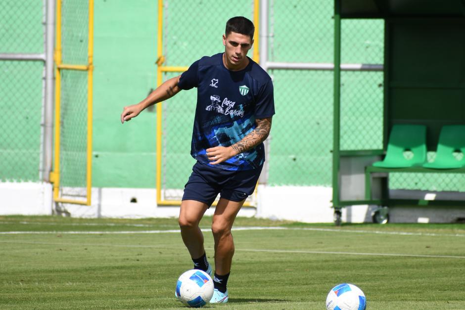 El delantero argentino será titular con Antigua ante Alianza. Acá en el estreno de este lunes en el estadio Pensativo. (Foto: Nuestro Diario)