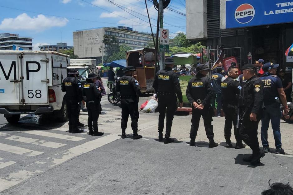 El operativo ha generado cierres viales en el sector de zona 1 a un costado del Ministerio de Finanzas. (Foto: Jorge Sente/Nuestro Diario)