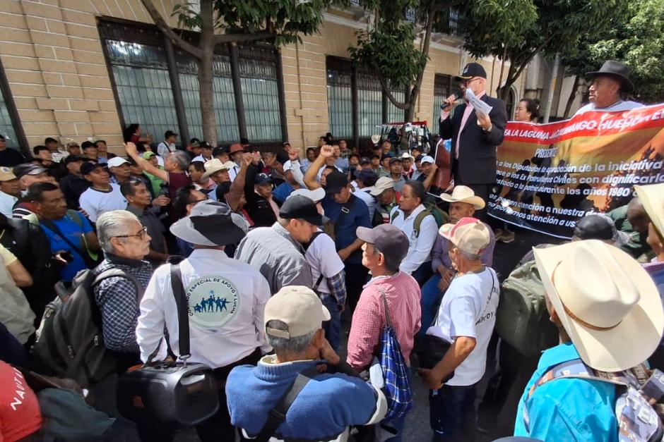 Apoyados por diputados de distintas bancadas, veteranos del Ejército y expatrulleros civiles piden que se les compense por haber combatido durante el conflicto armado en Guatemala. (Foto: Wilder López/Soy502)