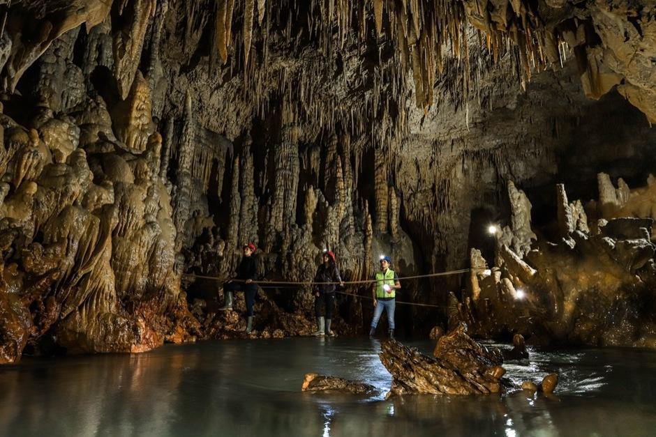 Ellos te dan el equipo para explorar las cuevas y proporcionan un guía. (Foto: Grutas del Rey Marcos)