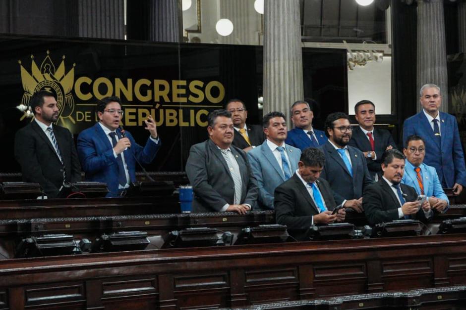 El diputado Julio Héctor Estrada, presidente de la Comisión de Finanzas, (con micrófono en mano) liderará uno de los estudios de la iniciativa de ley para la agilización de la inversión pública, que impulsa el oficialismo. (Foto: Wilder López/Soy502)