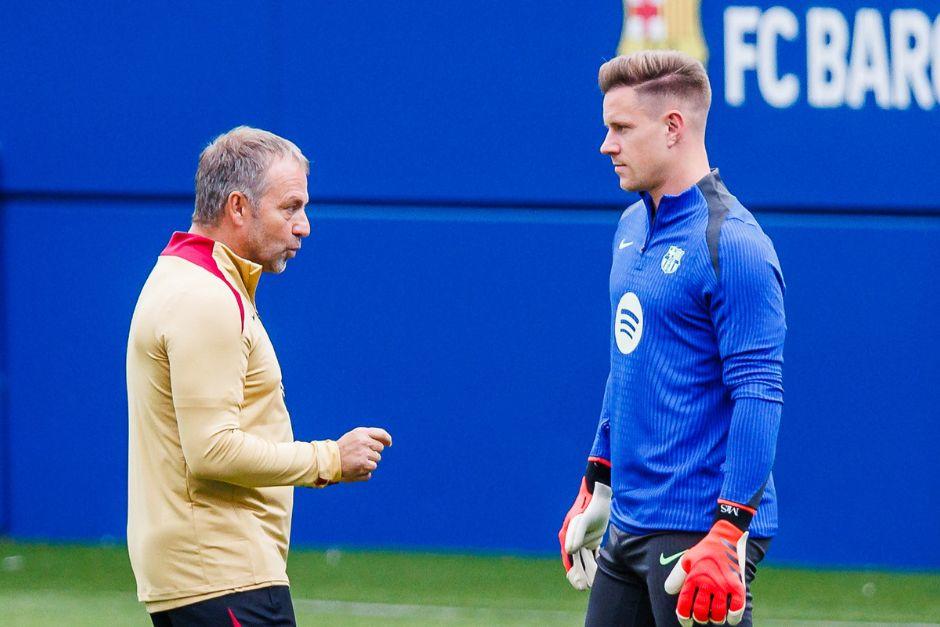 Hansi Flick, según los medios catalanes, ya le dijo a Ter Stegen que tendrá que pelear por el puesto titular. (Foto: AFP)