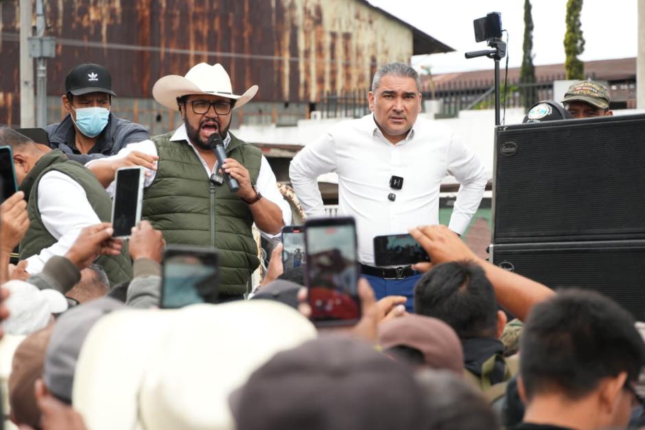 Los diputados Byron Tejeda y Luis Aguirre, del bloque Cabal, se subieron a una tarima y prometieron apoyo para que exmilitares y expac reciban un aporte económico mensual. (Foto: Wilder López/Soy502)