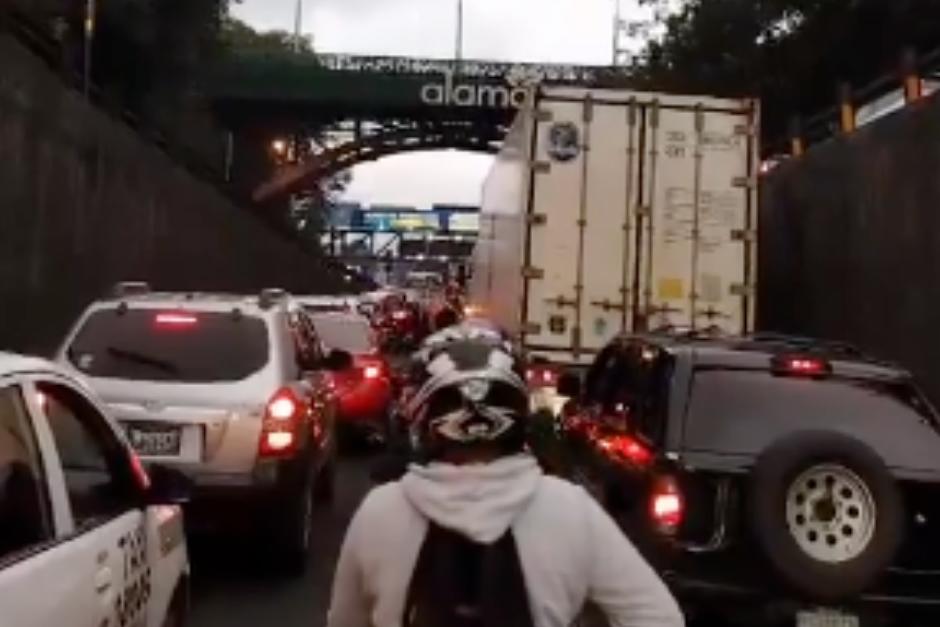 El tráiler se encuentra obstaculizando el paso vehicular sobre la calle Martí y 12 avenida, zona 6 en inmediaciones de la Iglesia La Parroquia. (Imagen: captura de pantalla)