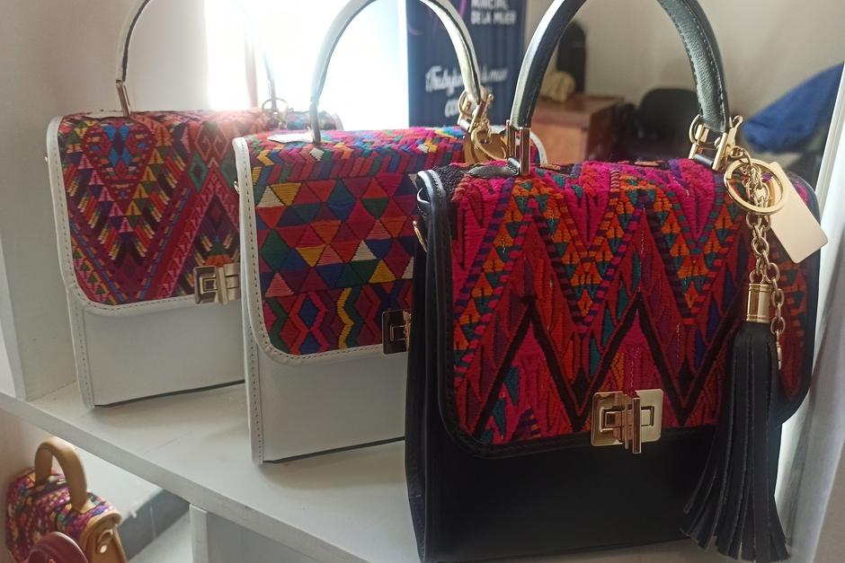 Los bolsos estaban a la venta con precios accesibles para todo el público. (Foto: Edwards Morales/Colaborador)
