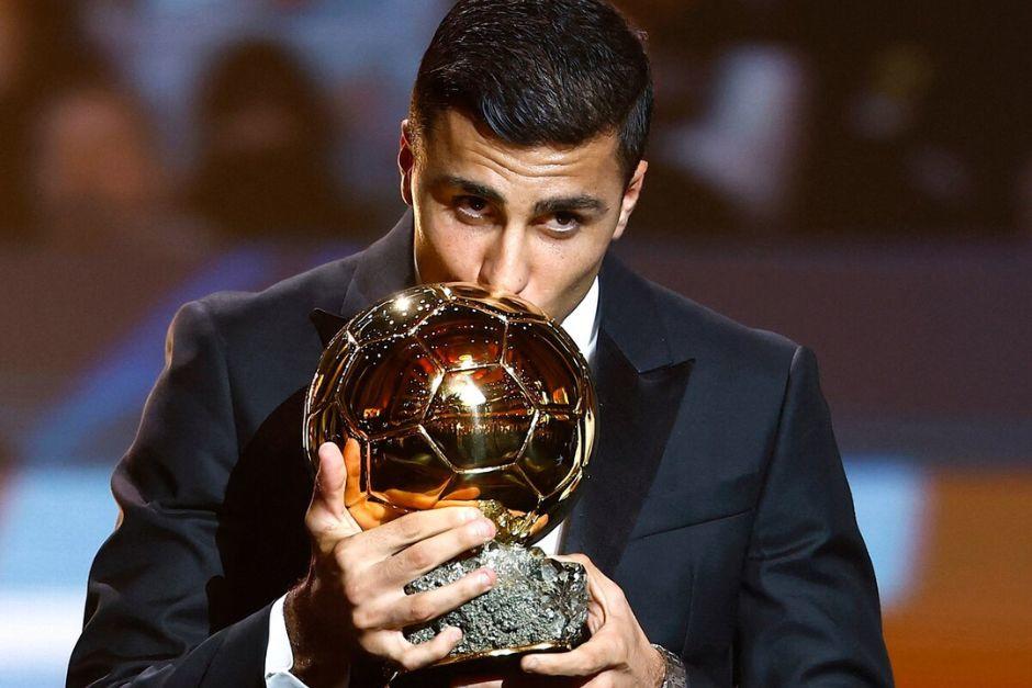 Rodrigo Hernández, figura del Manchester City, es el actual ganador del premio que otorga la revista francesa. (Foto: AFP)