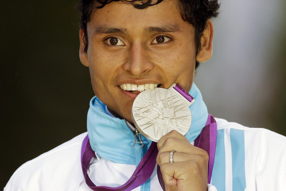 Así posó para la foto que marcó parte de la historia del deporte guatemalteco. (Foto: Archivo)