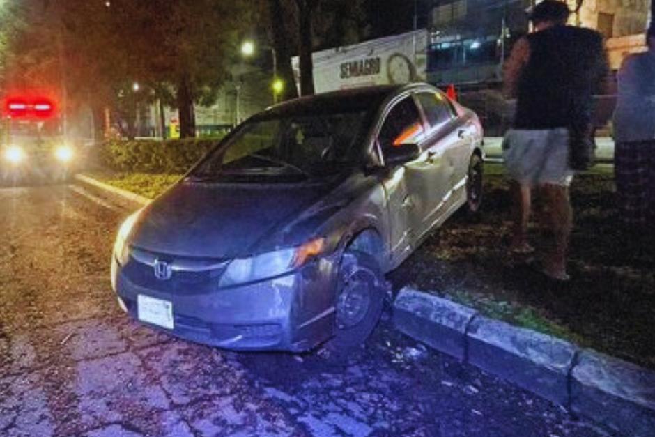 Las autoridades iniciaron las investigaciones para localizar al conductor del camión responsable de este incidente de tránsito. (Foto: Bomberos Municiapales Departamentales)