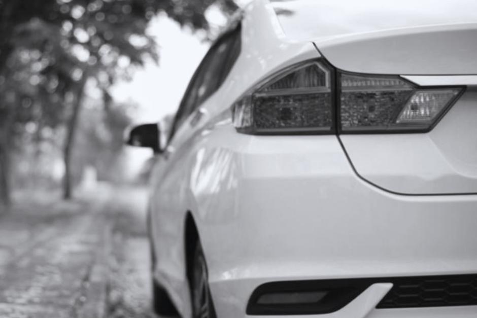 El hombre se encerró en el auto y portaba un arma blanca. (Foto: Shutterstock)