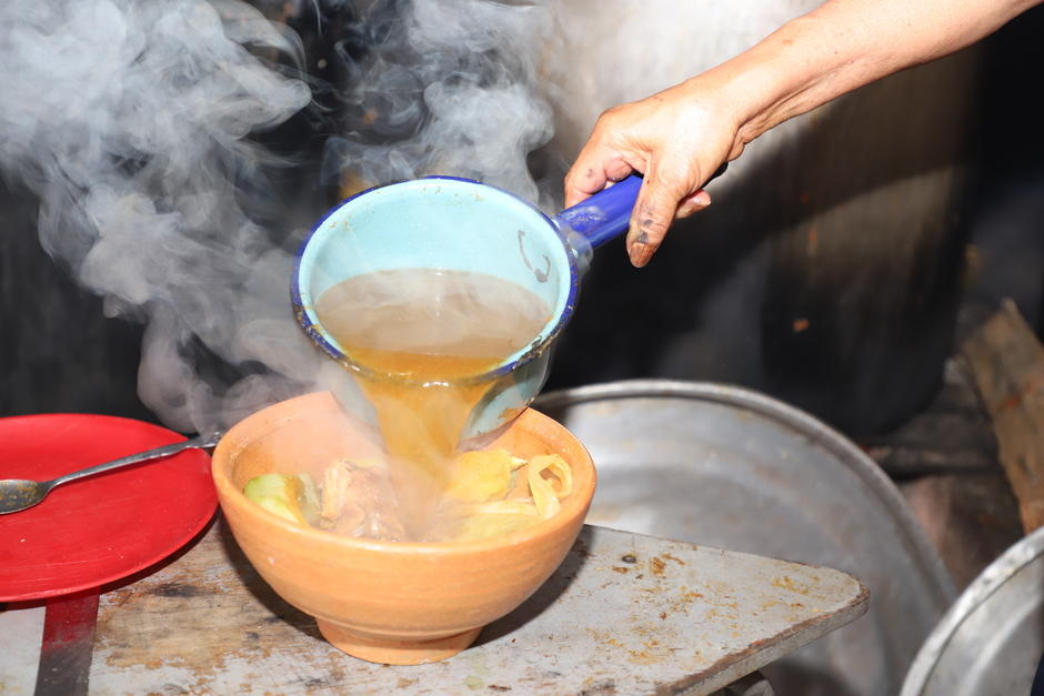 El caldo colorado lleva m&aacute;s de cuatro horas de cocimiento. (Foto: Oscar Rivas/Colaborador)