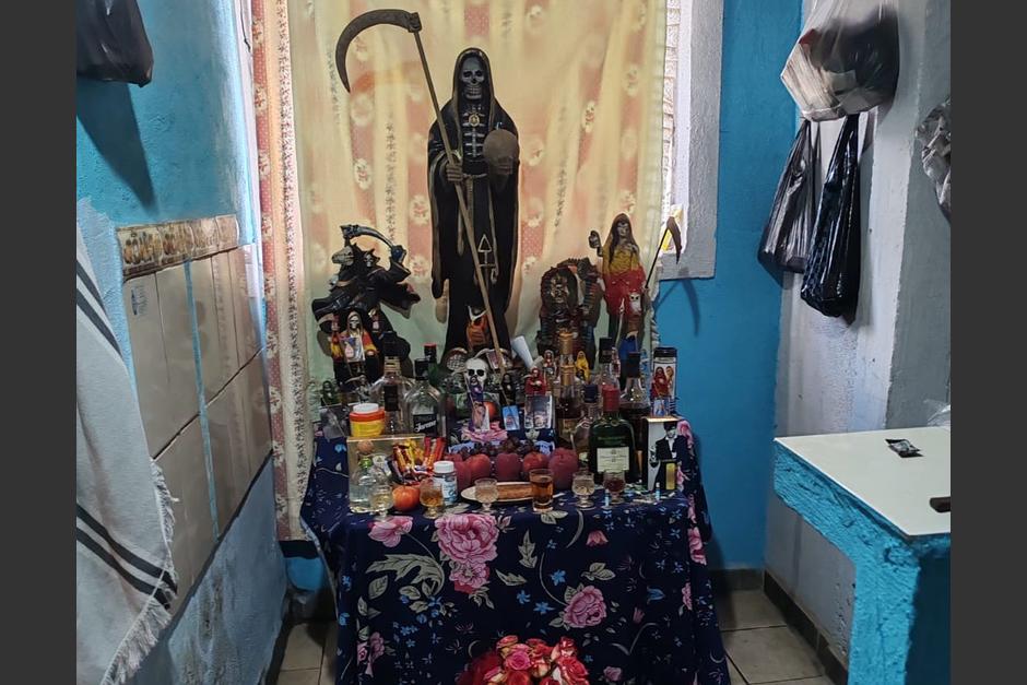 Junto a los cuerpo se encontraba un altar de la Santa Muerte. (Foto: Nuestro Diario)