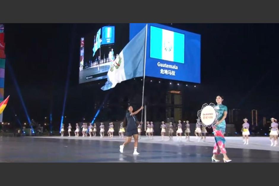 La patinadora Dalia Soberanis fue la encargada de portar la bandera de Guatemala en la ceremonia inaugural. (Foto: Captura de pantalla)